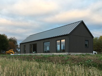 Mörkgrått ladhus från Lundqvist Trävaru