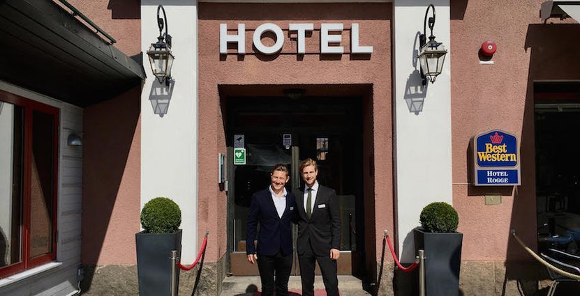 Hotel Rogge i Strängnäs har fått en 4-stjärnig status och i oktober blir man Södermanlands första Best Western Plus-hotell. Det väntas attrahera nya målgrupper. Från vänster till höger syns bröderna och delägarna Joakim Larson och Richard Larson. 