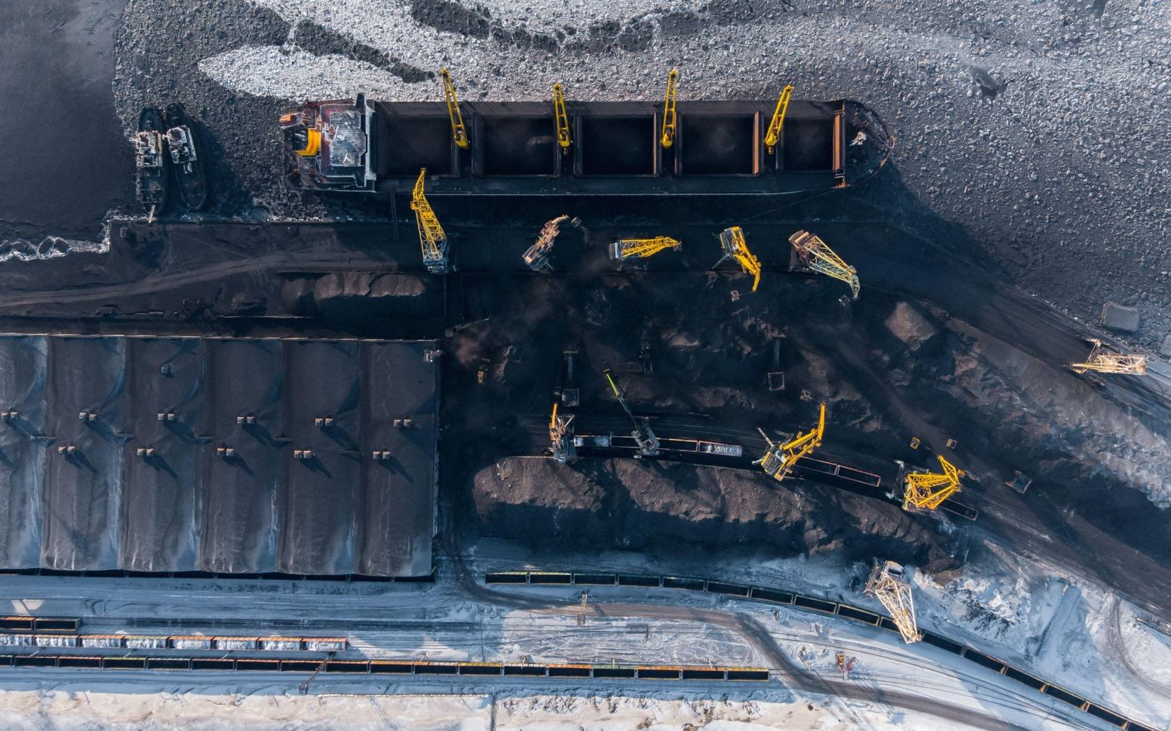 Russian tanker being loaded with coal. Credit: Evgenii Parilov