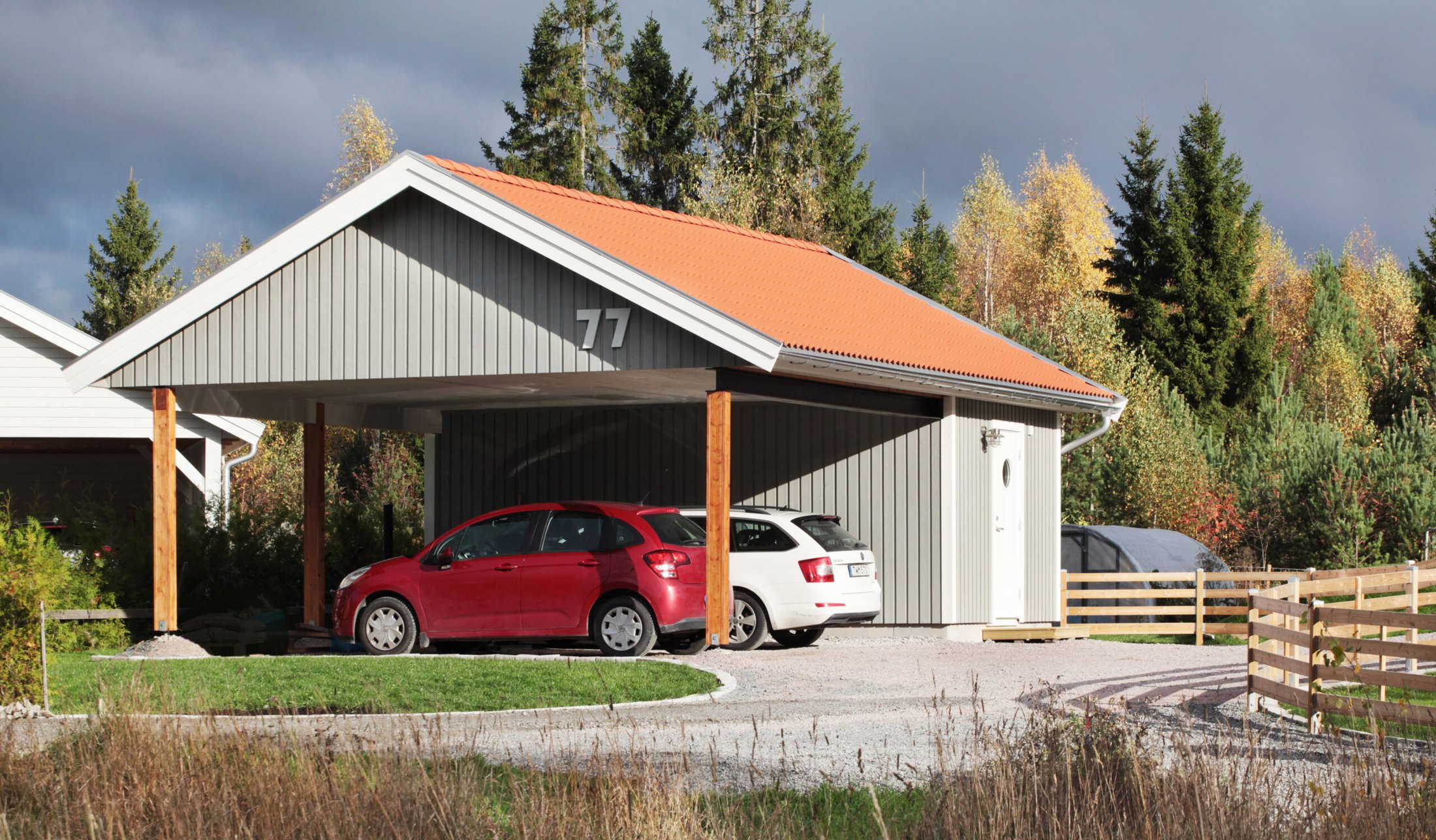 Dubbel carport med förråd