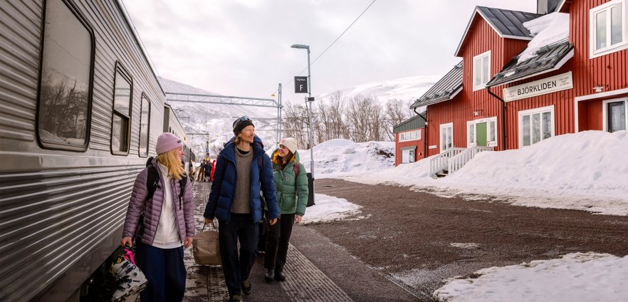 resen&auml;rer med resv&auml;skor p&aring; perrongen i Bj&ouml;rkliden