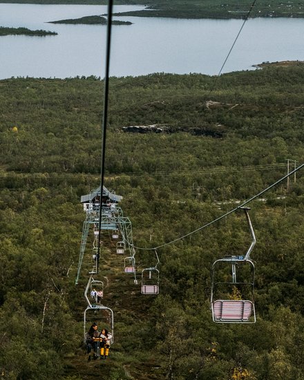 A family takes the lift from Abisko up to Nuolja