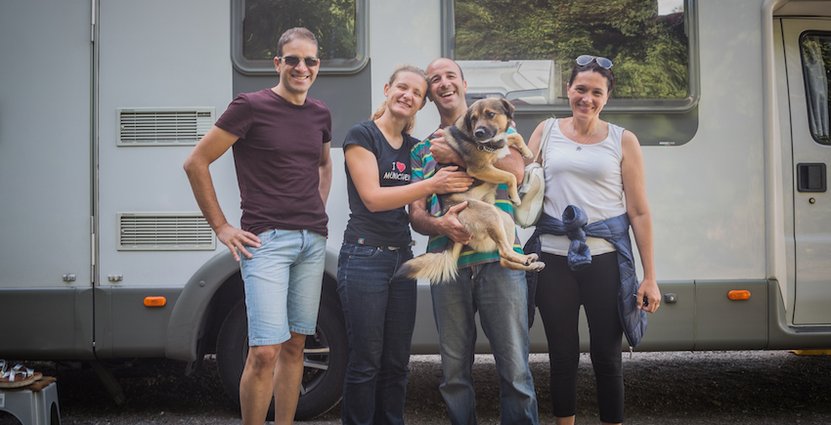 Italienarna Ariana, Rafaella, Fransesco, Michelangelo, Roberta Ciuffreda och hunden Lupen från Milano har botat hemlängtan med pizza. 
