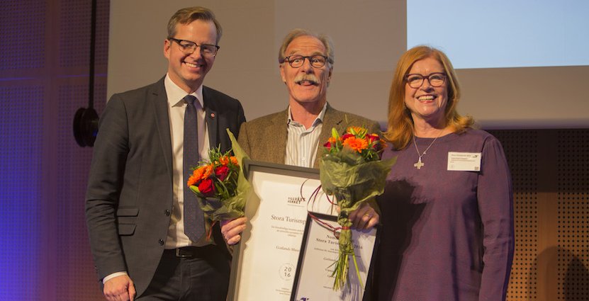 Närings- och innovationsminister Mikael Damberg var prisutdelare när Gotlands Museums chef Lars Sjösvärd plockade hem Stora Turismpriset 2016. Till höger om honom står Stiftelsens ordförande landshövding Cecilia Schelin Seidegård. 