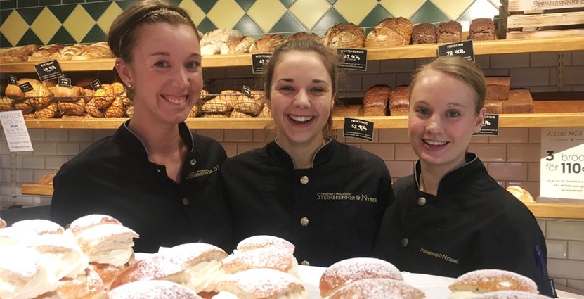 8500 sålda semlor. Bara under Fettisdagens förmiddag. Tina Lindstrand, Susanna Ryberg och Stina Larsson sålde från Saluhallen. 