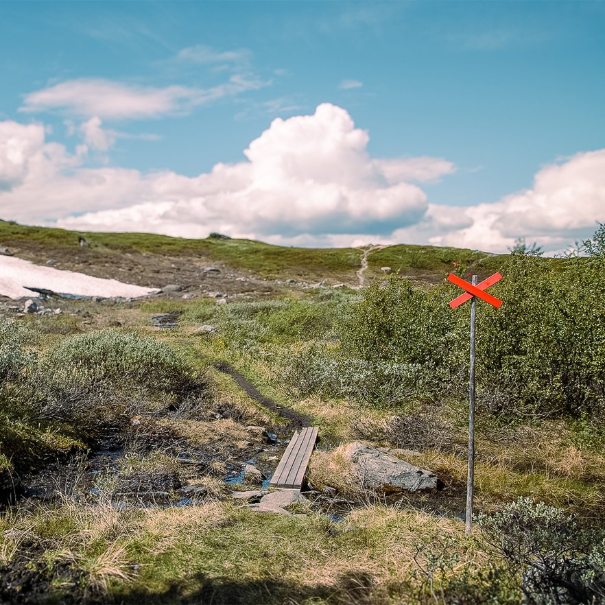 en sp&aring;ng med skoterledskryss en solig sommardag