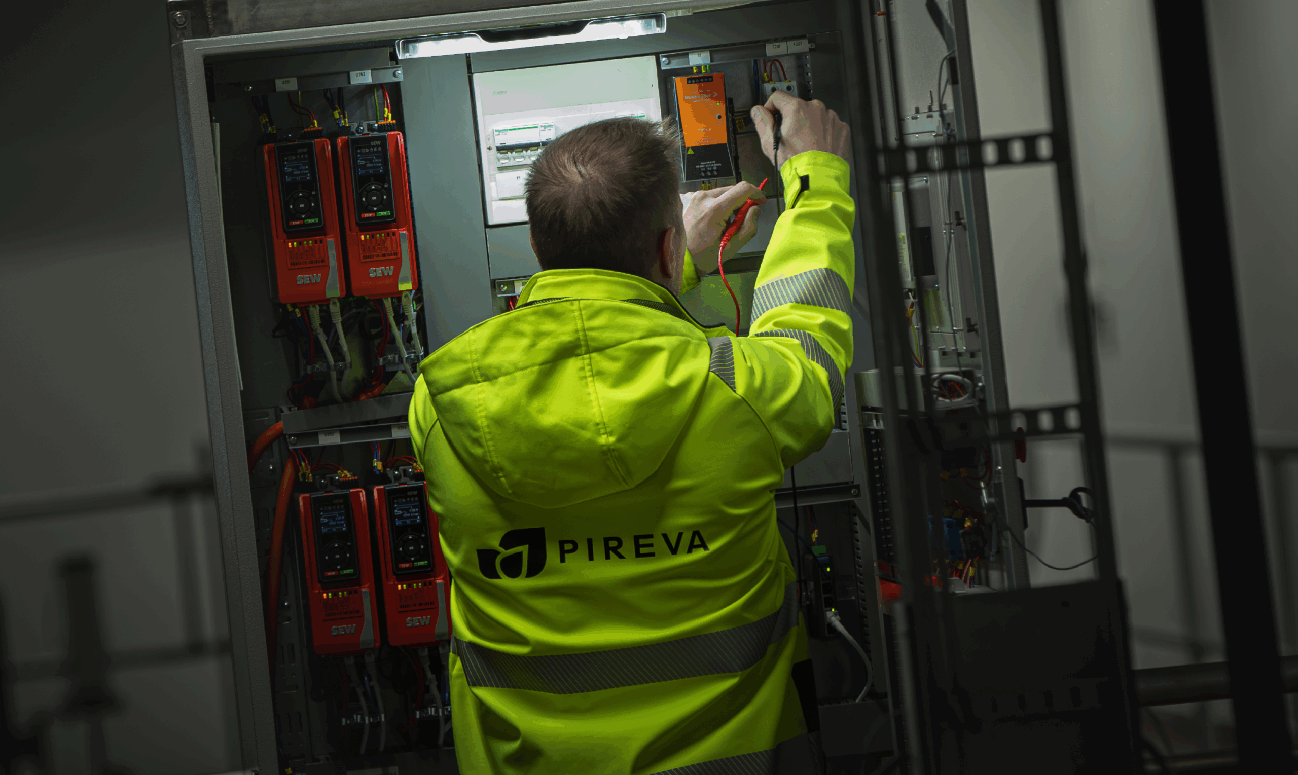 Automationselektriker arbetar