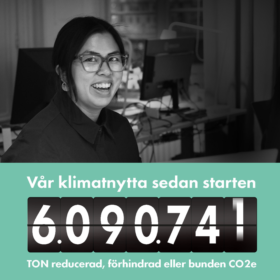 Glad kvinna med ticker