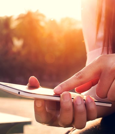 Så kan du använda din mobil, surfplatta och dator i solen