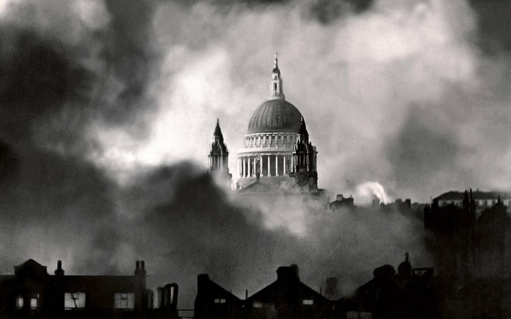 An iconic photograph of Saint Paul's Cathedral during the Blitz.
