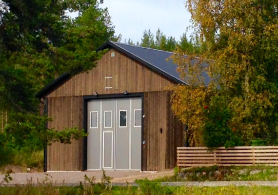 Maskinhall i harmoni med naturen