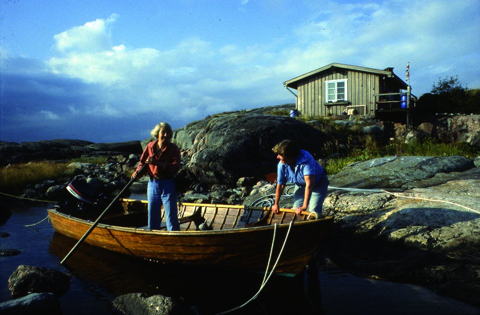 Tove Jansson och Tuulikki Pietilä i sin båt under någon av alla somrar på Klovharun. Foto: © Moomin Characters™