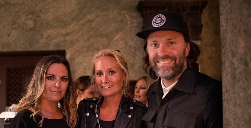 Krögare Niklas Ekstedt med sin fru Katarina samt väninna Elisabeth Berndes.  Foto: Carla Lomakka