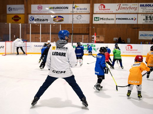 Utbildningshäfte för ledare på Tre Kronors Hockeyskola