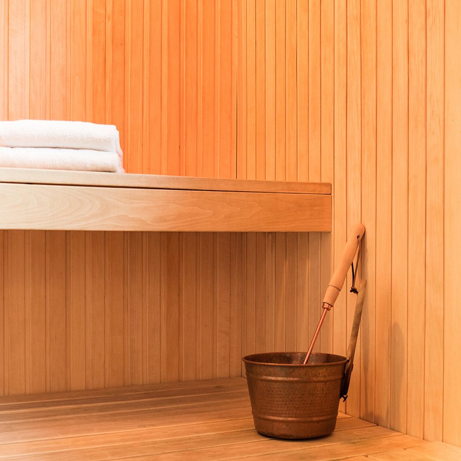 handdukar och vattenhink i bastun