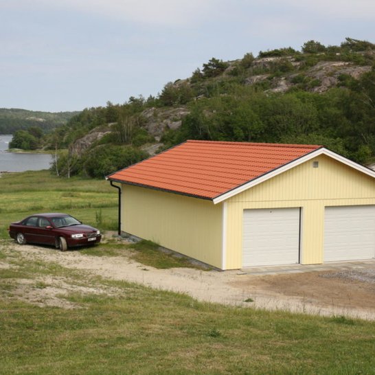 Garage vid sjö