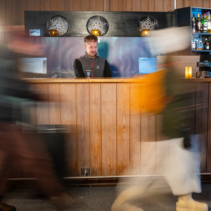 m&auml;nniskor i r&ouml;relse framf&ouml;r receptionen p&aring; Hotell Fj&auml;llet