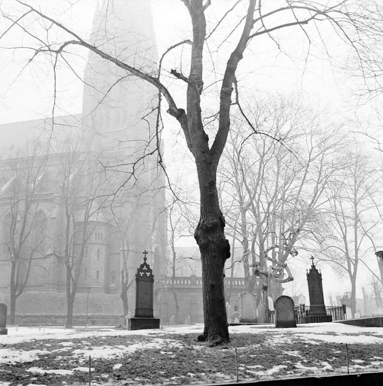 Johannes kyrkogård sedd mot Johannes kyrka. Foto: Herbert LIndgren, 1960. Originalfoto finns på Stockholms stadsmuseum