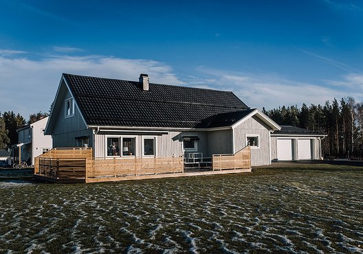 Single family with garage and porch