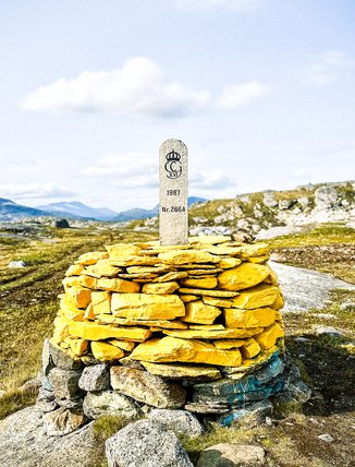 den gula gr&auml;nsstenen mellan Sverige och Norge uppe p&aring; Riksgr&auml;nsfj&auml;llet