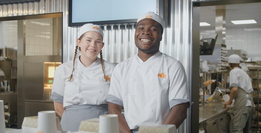 Ett äkta leende är service som inte går att fejka, enligt Max Sverigechef Christoffer Bergfors. 