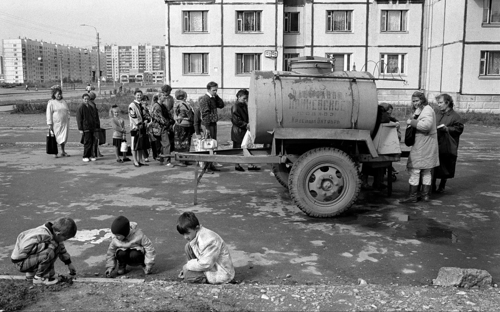 Russians queue for milk in St Petersburg, 1990s. Credit: Janine Wiedel Photolibrary