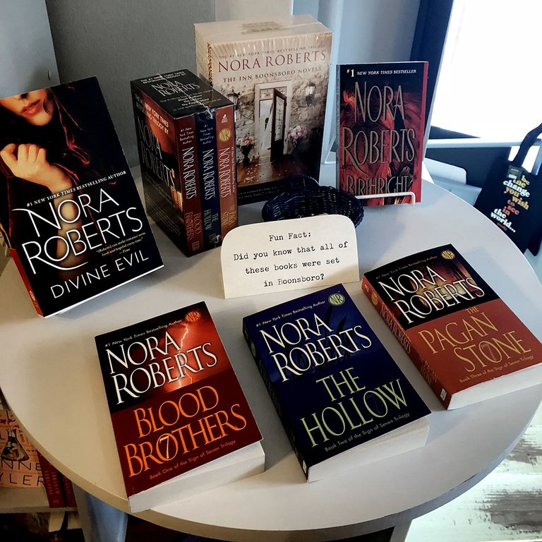 Flera av Nora Roberts egna böcker utspelar sig i hennes hemstad Boonsboro. 