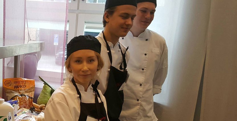 Glada vinnare. Amanda Lydahl och Svante Melander med klasskompis från Wisbygymnasiet. 