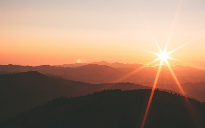 Soluppgång över bergslandskap