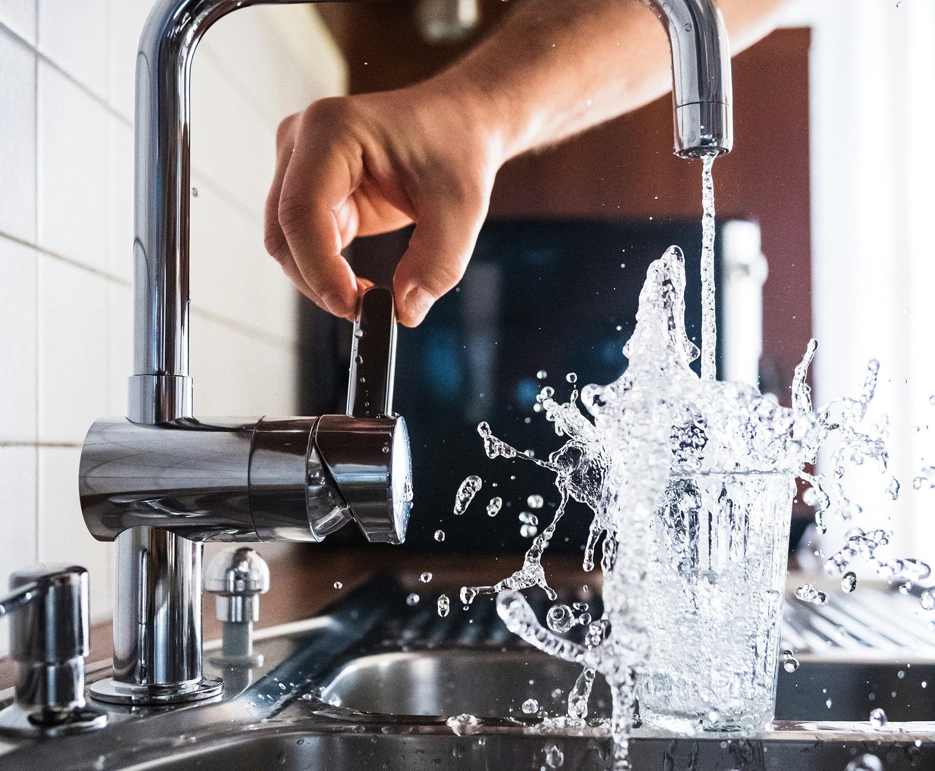 Vattenglas fylls i kran