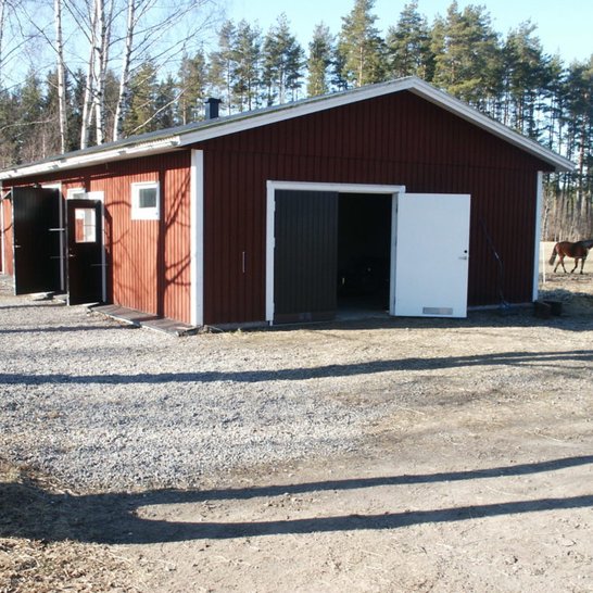 Stall med gavelport