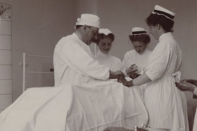 Doktor Samuel Hybbinette utför ett ingrepp, assisterad av systrarna, första hälften av 1900-talet.