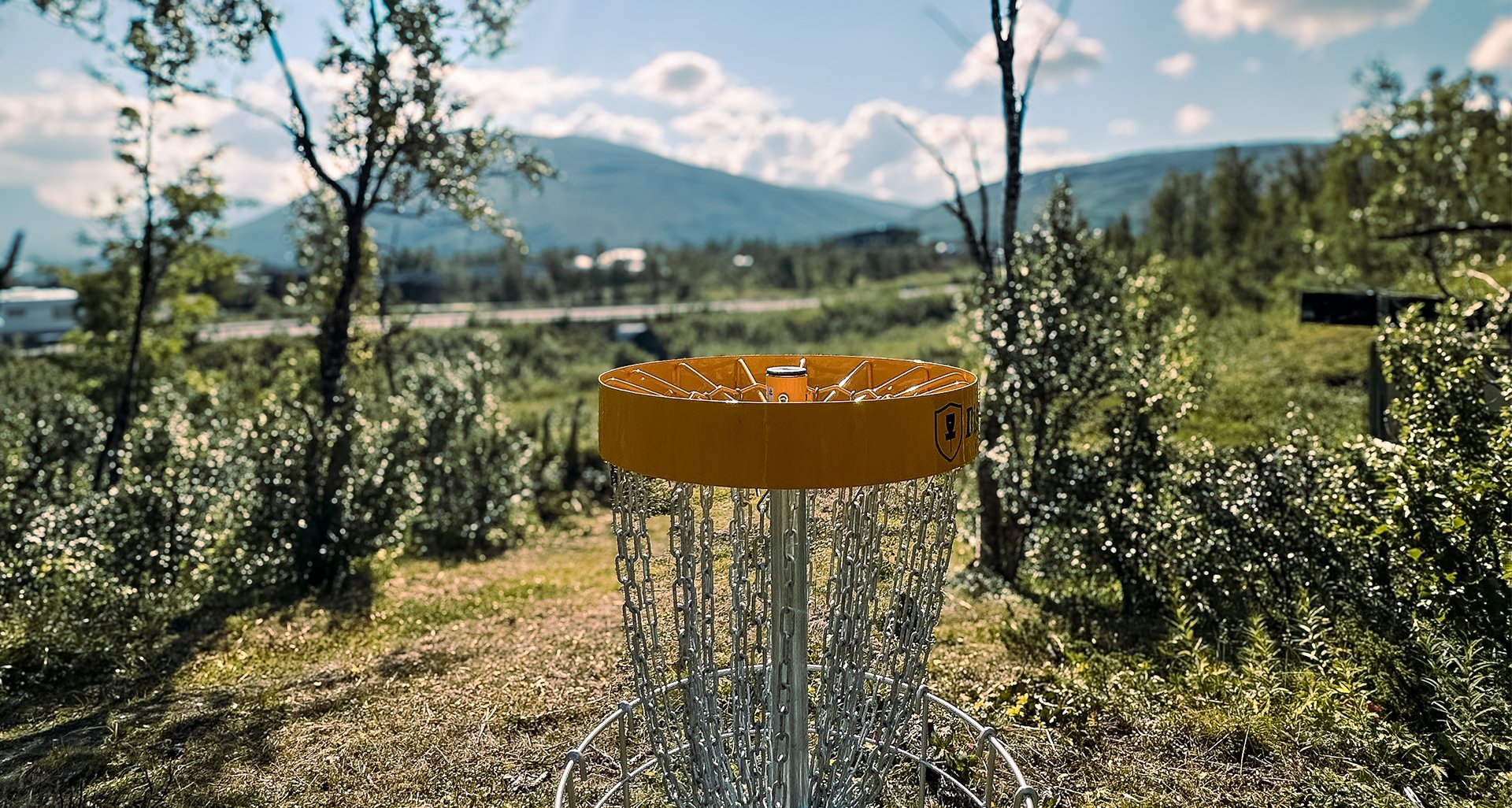 discgolf i ett soligt Bj&ouml;rkliden