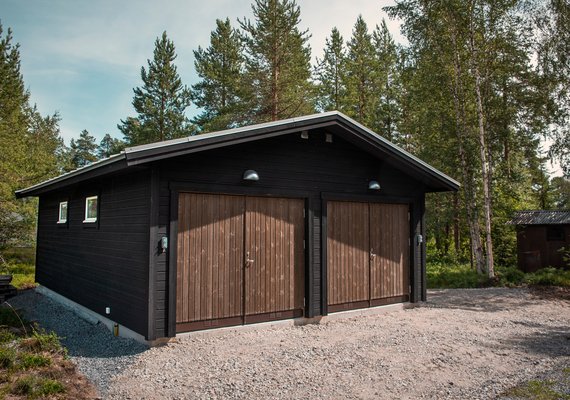Dubbelgarage med slagportar