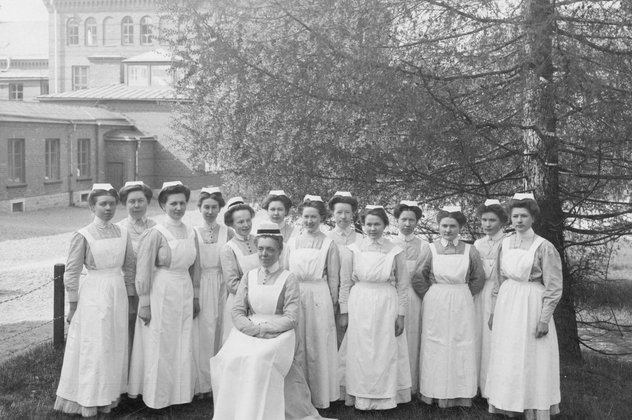 Sophiasystern Elisa Paykull, föreståndarinna för Falun Länslasarett, med en grupp sjuksköterskor, Falun, första hälften av 1900-talet. Bertha Wellin var sjuksköterska i Falun mellan 1896-1900.