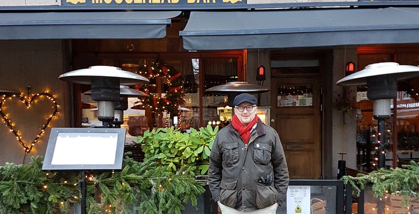 Malmökrögaren Johan Walterström protesterade när kommunen ville införa nya krav att uteserveringarnas parasoller måste fällas ned varje kväll. ” Det skulle ha kostat oss 100 000 kronor utan någon nytta. 