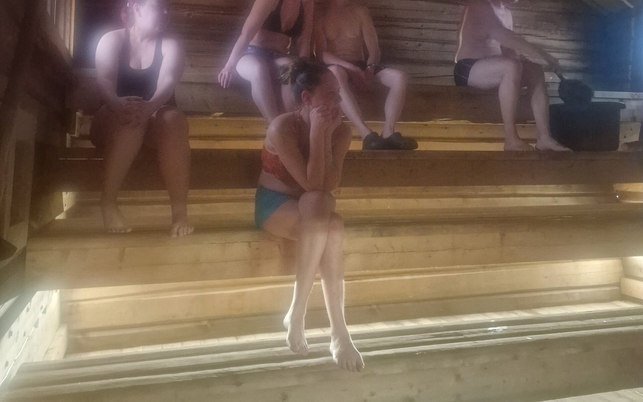 PPersoner njuter av Sveriges största RÖK bastu