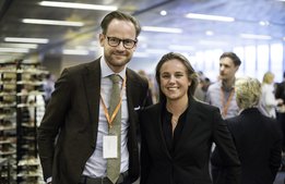 Tunga talare och mingel på stor hotellkonferens i Stockholm