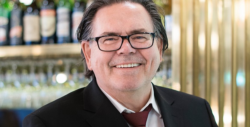 Sören Ahlbom har serverat och underhållit Stockholms krogpublik i 30 år. Foto: Familjen Ahlbom