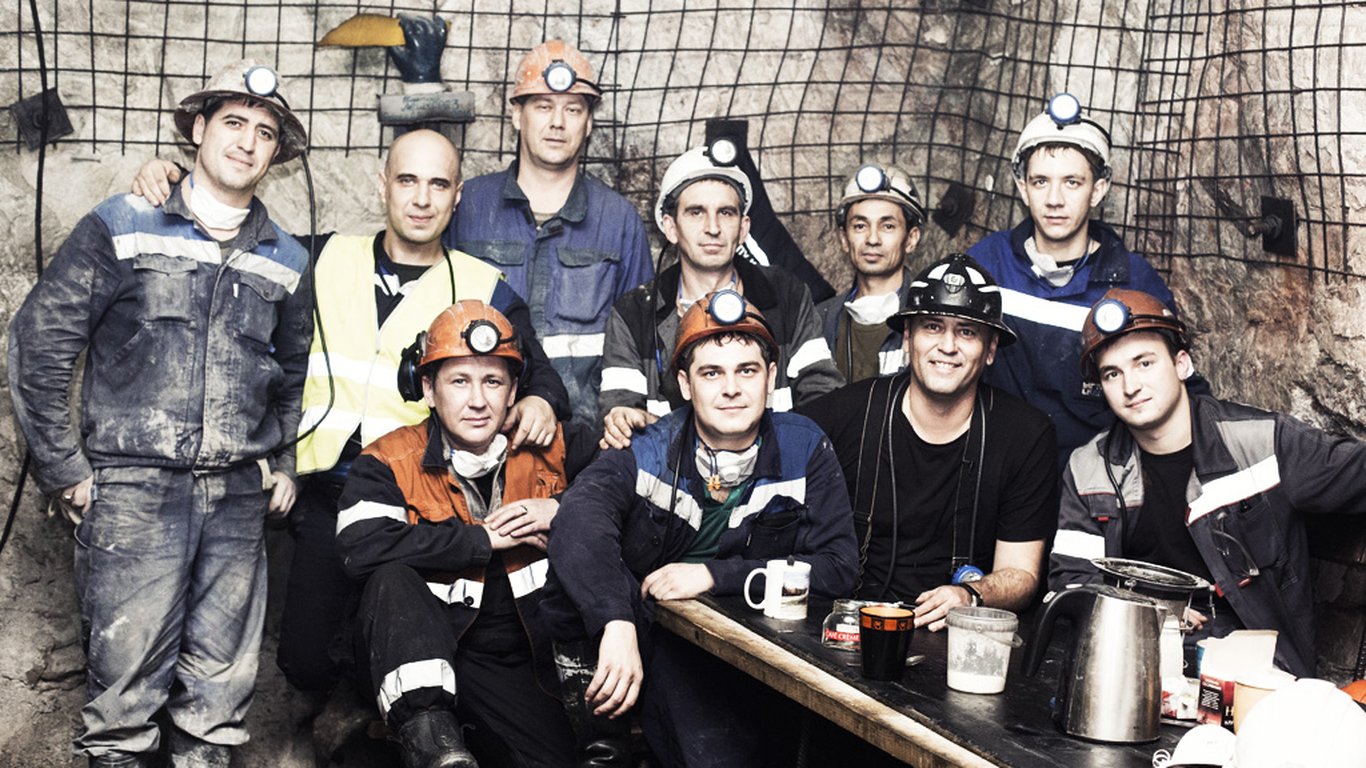 <p>The close-knit team of operators at the site appreciate the safety features of the Sandvik equipment.</p>
