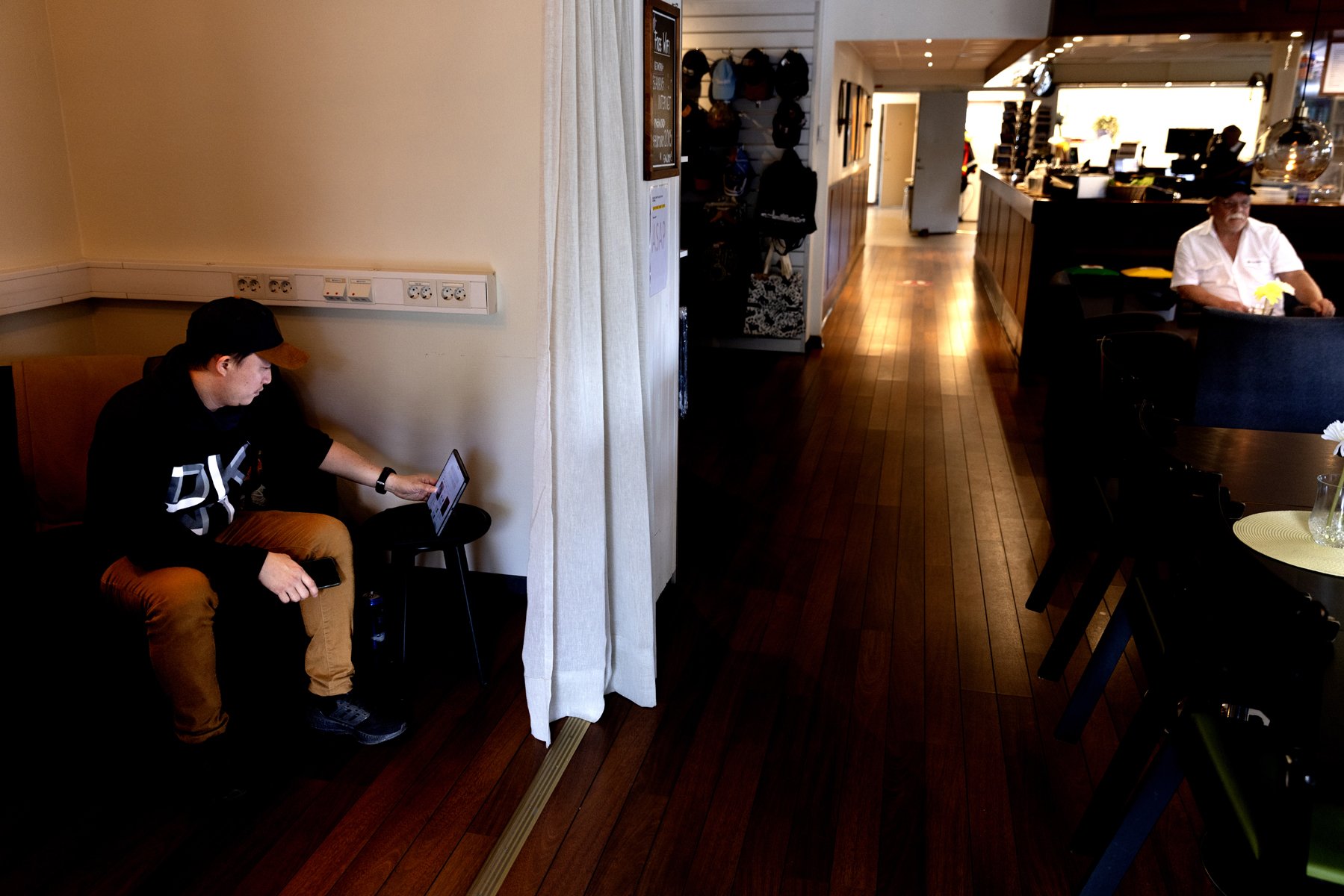 20250506. Rosenhill. José Carlo Velasc håller kontakten med familjen hemma i fillipinerna. Foto: Magnus Sundberg