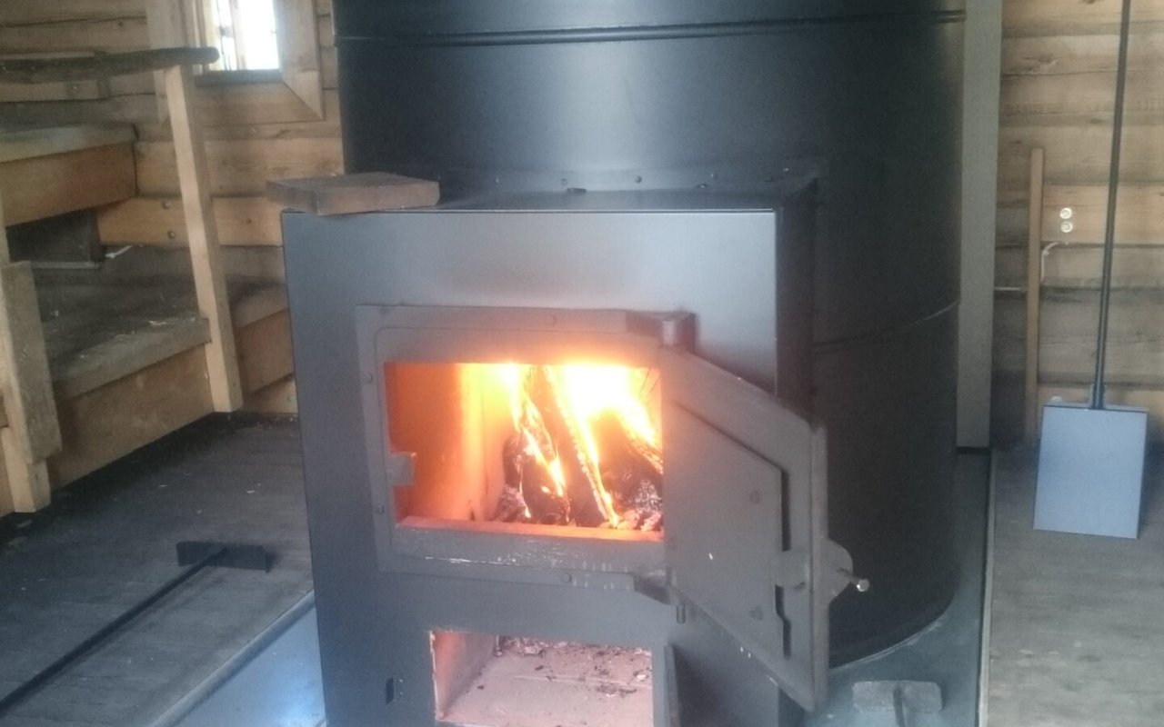 Eld i BYA bastuns stora ugn