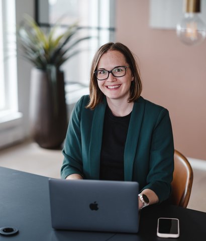 Inger-Marit på kontoret