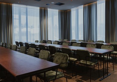 Konferenslokalen Gin Studion möblerad med långbord