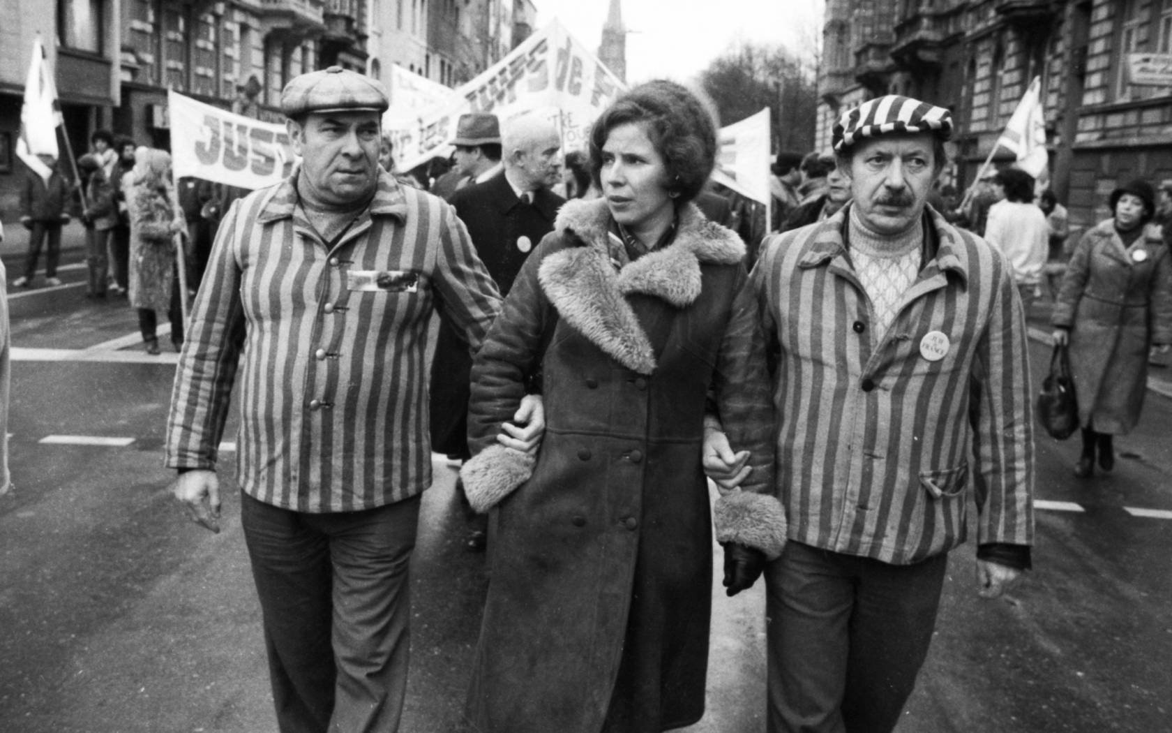 During the trial on January 31, 1980 at the Regional Court in Cologne, French Jews and German Nazi victims demonstrate for a conviction of the accused Kurt Lischka, the former Gestapo chief of Paris. Beate Klarsfeld demonstrates with them