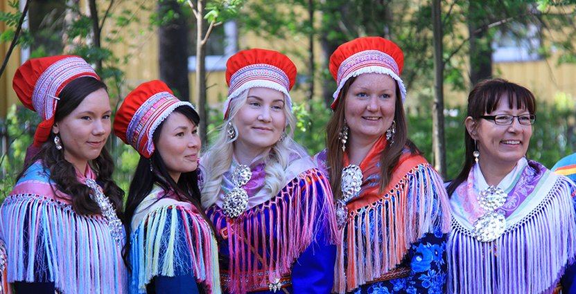 Skolavslutning på Samiska Folkhögskolan. Leila Nutti (andra från vänster) är entreprenör och en av aktörerna i det samiska besöksnäringsklustret som nu bildats i Jokkmokk för att sälja samiska upplevelser till utländska turister. 