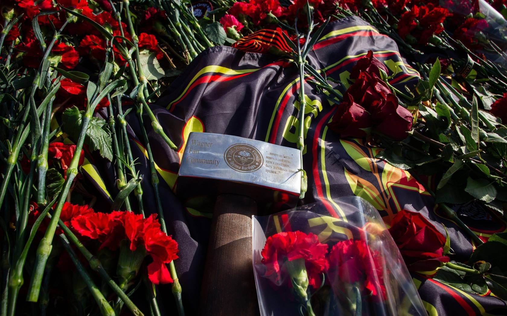 Flowers and a sledgehammer, one of the symbols of the Wagner Group, at a spontaneous memorial in memory of Yevgeny Prigozhin in Saint Petersburg, 2023. Credit: Associated Press / Alamy Stock Photo