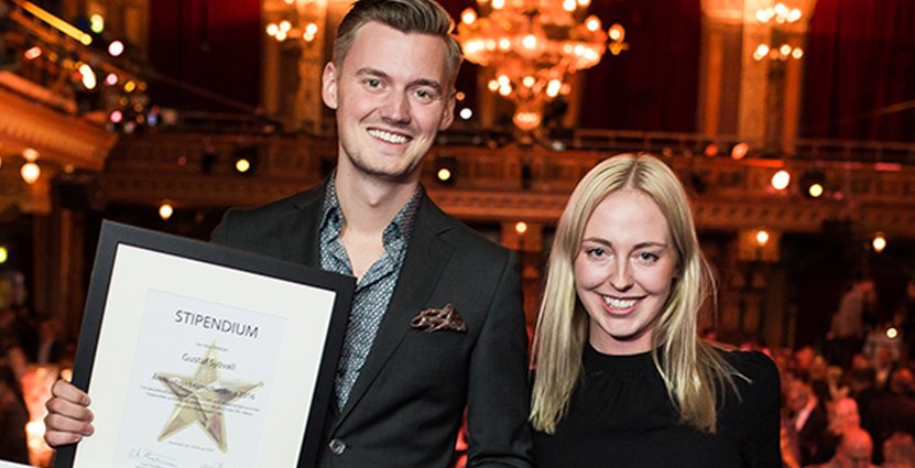 Prisade. Gustaf Sjövall och Tess Humble Dillner fick motta jättecheckar under en gala på Berns.  