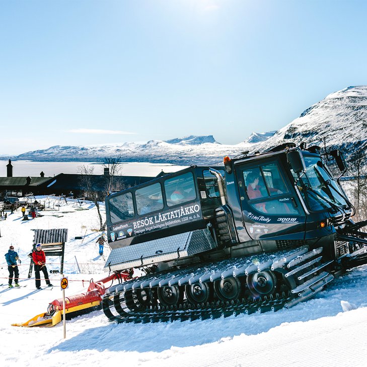 bandvagnen avg&aring;r mot L&aring;ktatj&aring;kko med folk som tolkar bakom