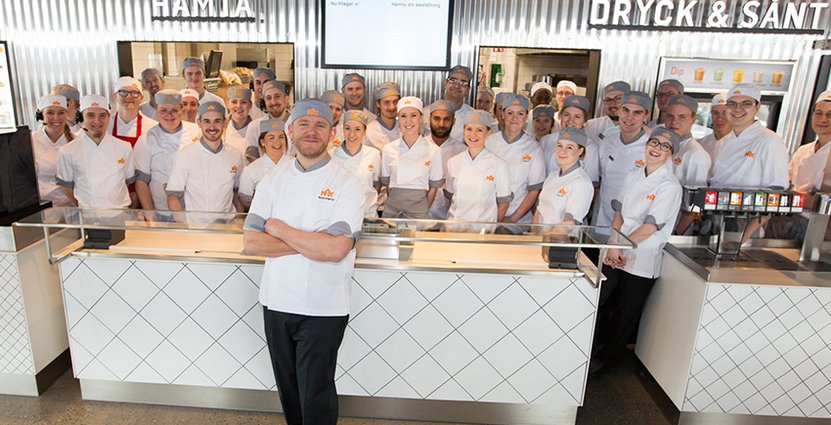 Hela gänget samlat på Max tredje restaurang i Umeå, som är först med hamburgerkedjans nya restaurangkoncept. Längst fram stolte restaurangchefen Håkan Ehrström.  